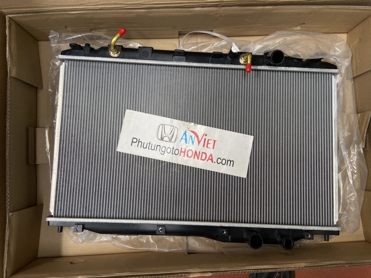 Két nước làm mát xe Honda CIVIC 2006-2011 hãng Denso được sử dụng cho xe Honda CIVIC 2006-2011 . Được nhập khẩu và phân phối bởi Phụ tùng Honda An Việt - Phutungotohonda.com giá tốt nhất.